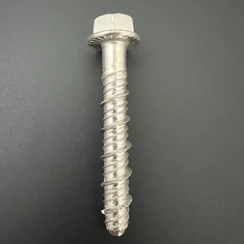 Was macht einen Betonankerbolzen mit Sechskantflansch für die Zuverlässigkeit im Schwerlastbau aus?
